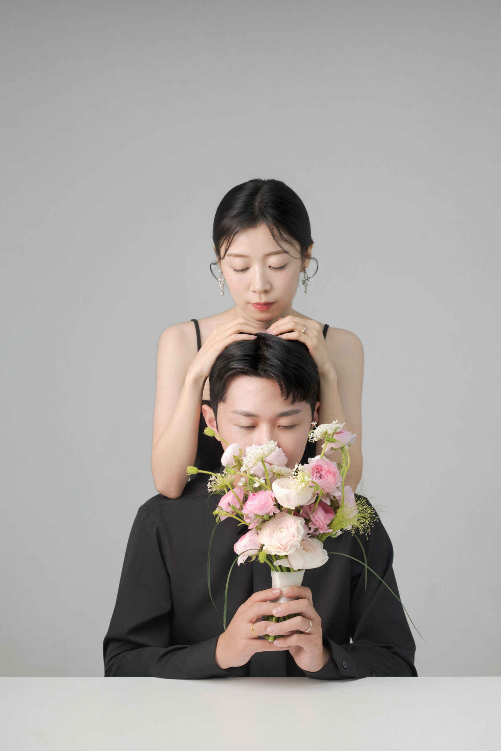 Studio chụp ảnh cưới phong cách Hàn Quốc tại Sài Gòn với ekip người Hàn, không gian tối giản và tone màu nhẹ nhàng