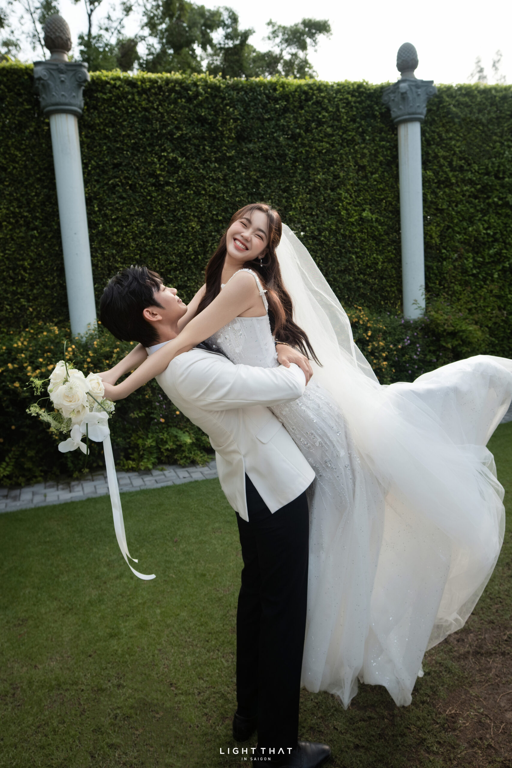 Cặp đôi chụp ảnh cưới tại phim trường với ekip chuyên nghiệp, không gian tiện nghi