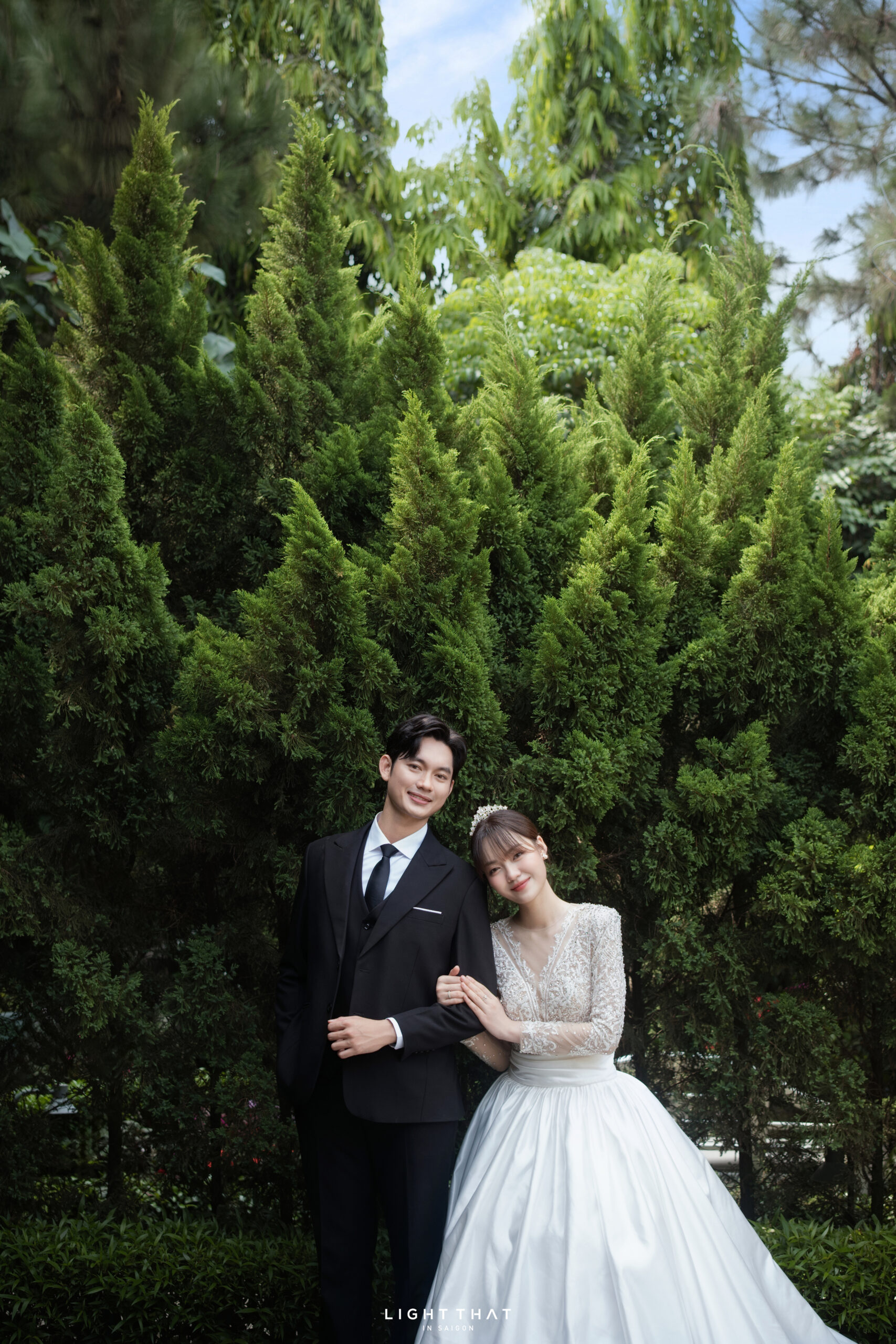 Cặp đôi rạng rỡ trong ảnh cưới chụp tại phim trường với khung cảnh nên thơ