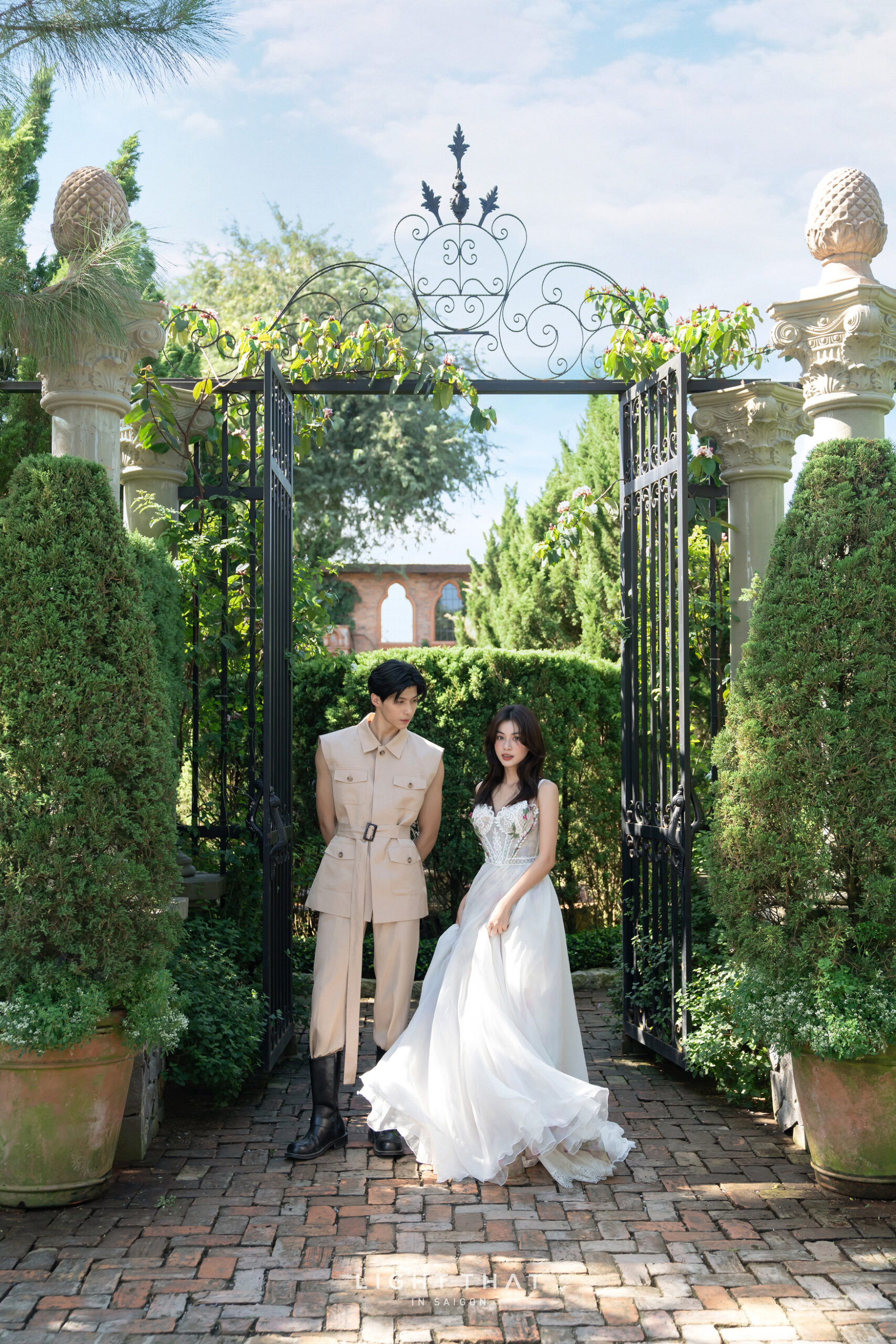 Ekip Light That Studio hướng dẫn cô dâu chú rể tạo dáng tự nhiên trong buổi chụp tại Vũ Garden