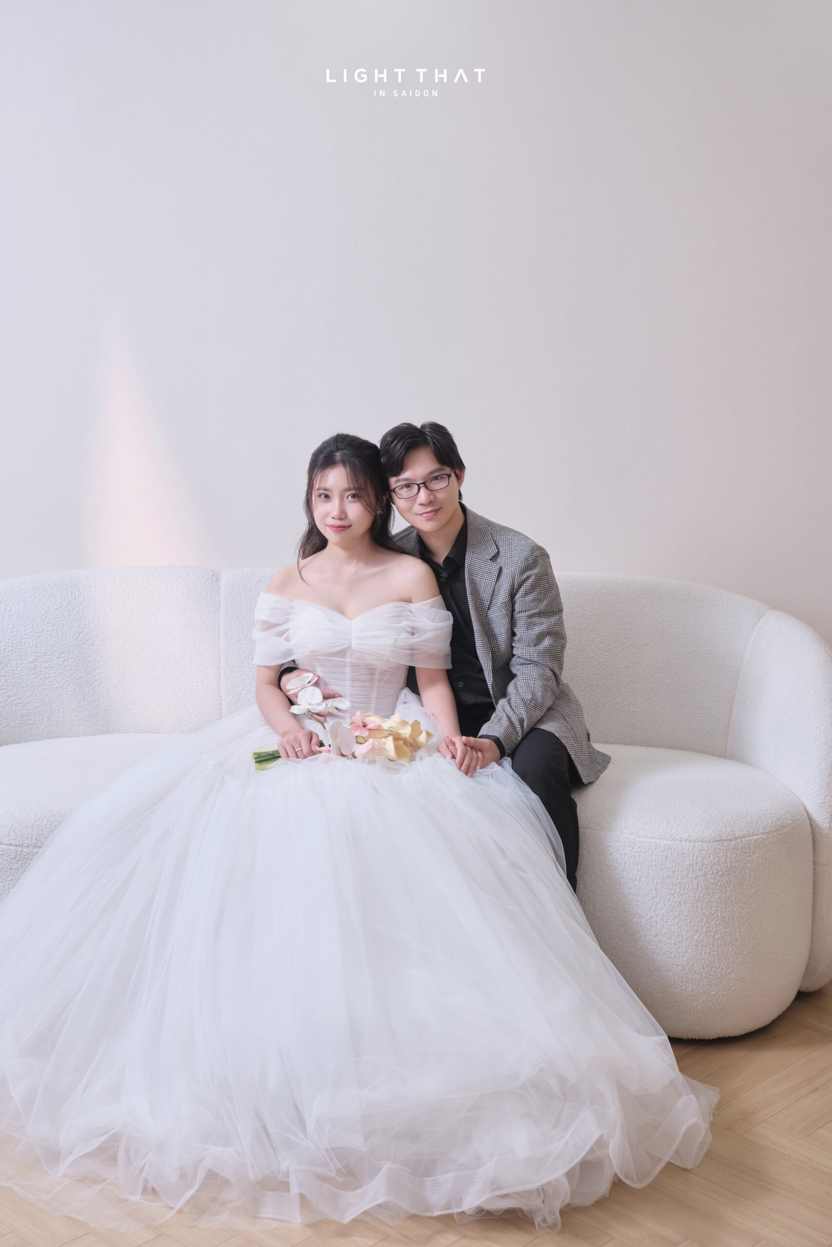 Cô dâu tựa đầu lên vai chú rể khi ngồi, thể hiện sự gắn bó và thân mật