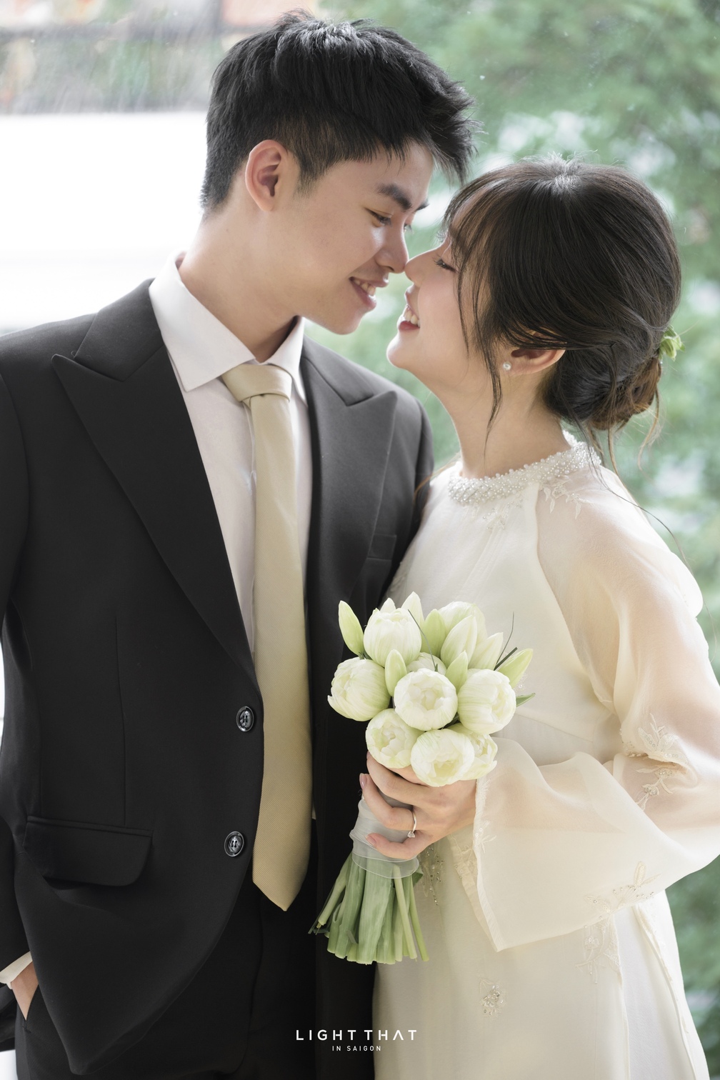 Cặp đôi chụp ảnh cưới tại studio với gói dịch vụ trọn gói tiện lợi