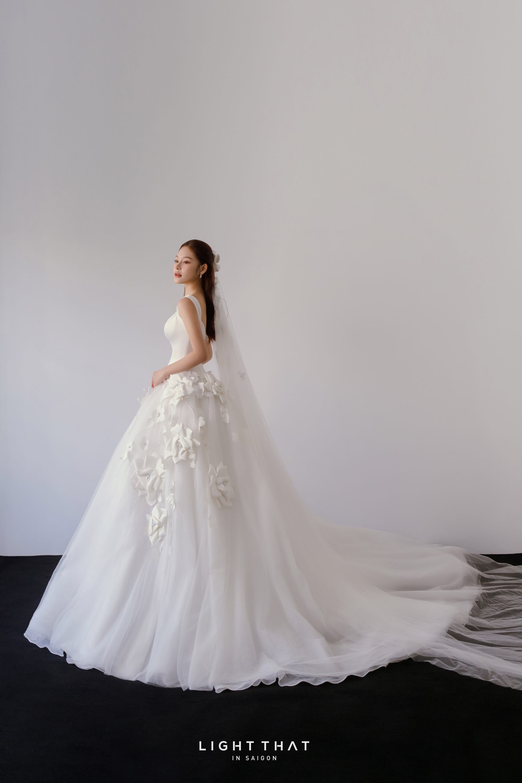 Váy hoa 3D đặc biệt phù hợp với concept chụp ảnh nhẹ nhàng, thiên về cảm xúc và ánh sáng mềm